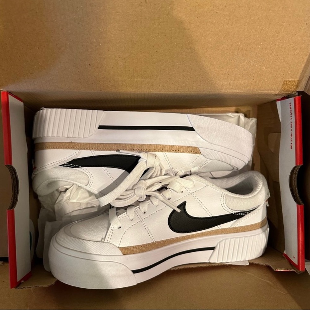 Women’s Nike Court Legacy Lift size 5.5